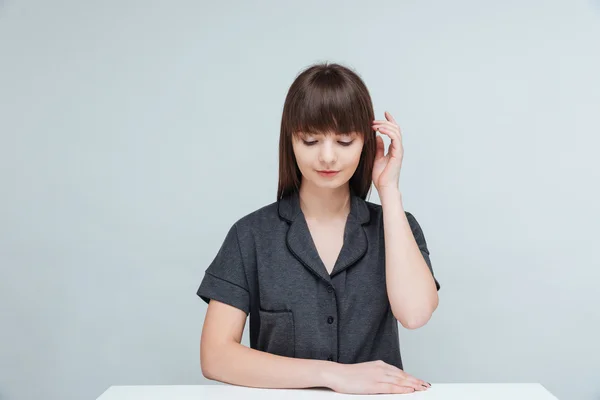 Mujer relajada sentada a la mesa — Foto de Stock