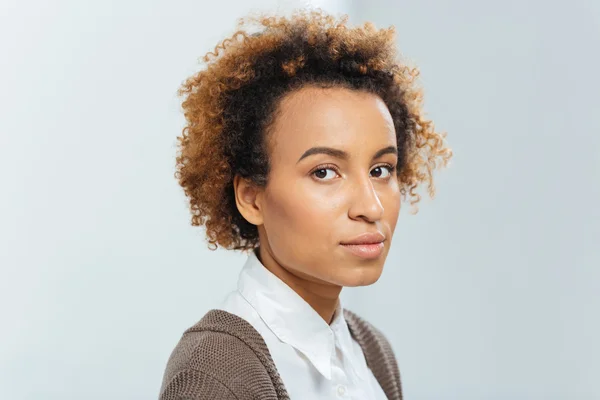 Vacker afrikansk amerikansk affärskvinna med lockigt hår — Stockfoto