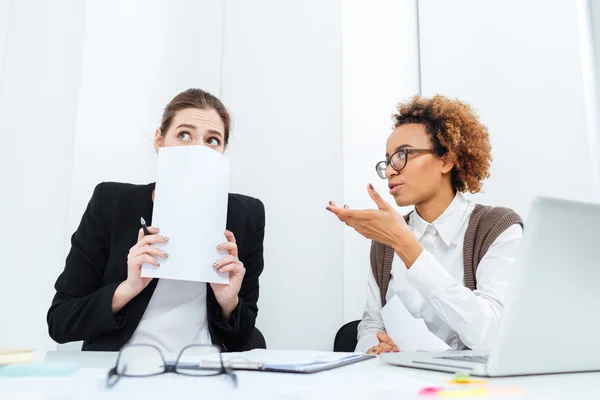 Estricta mujer de negocios africana directora hablando con su joven empleado asustado —  Fotos de Stock