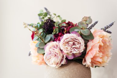 Beyaz arka plan üzerinde vazo taze güzel çiçekler