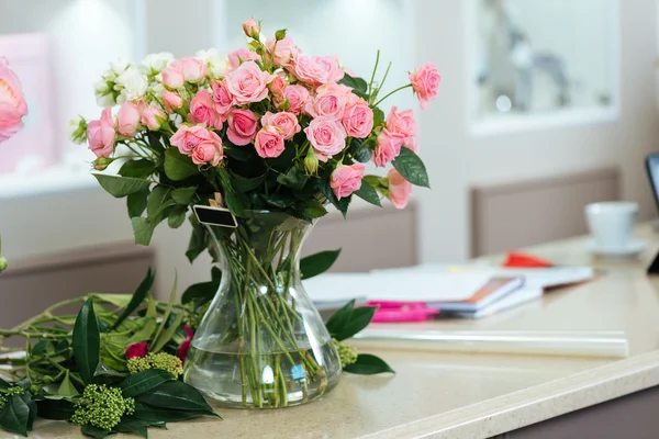 Buquê de rosa e rosas brancas em vaso — Fotografia de Stock