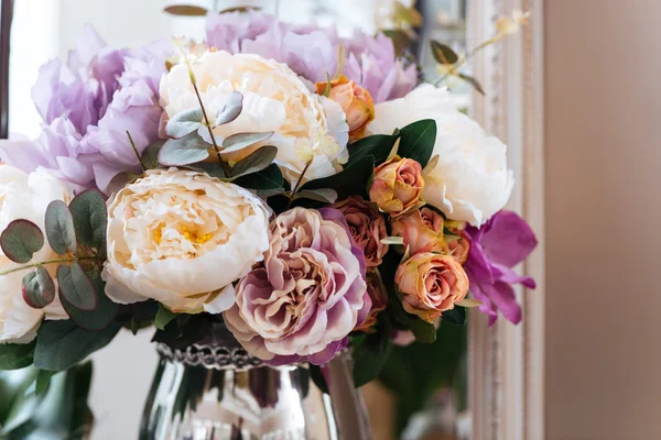 Belo buquê de flores em vaso — Fotografia de Stock