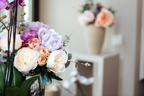Bouquets de belas flores de pé em vasos — Fotografia de Stock