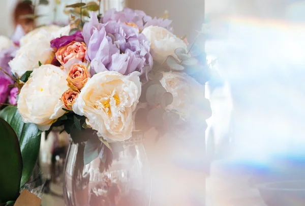 काचेच्या वासमध्ये फुलांचा बुक्वेट — स्टॉक फोटो, इमेज