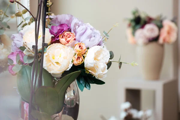 Lindas flores frescas em vasos — Fotografia de Stock