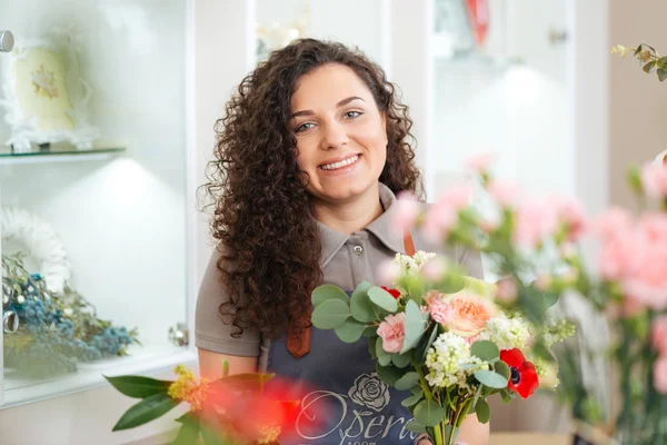 陽気な女性の花屋フラワー ショップの仕事 — ストック写真