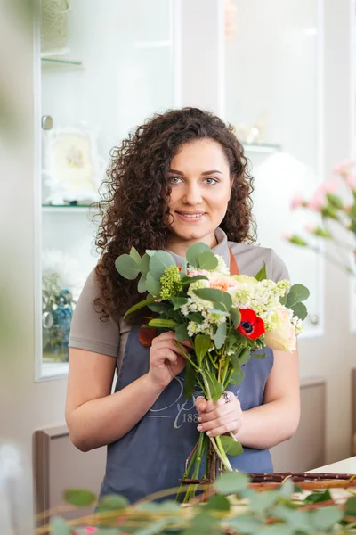 花屋で花屋女性楽しんで働いて笑顔 — ストック写真
