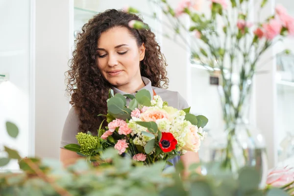 ショップでの作業の花の花束と素敵な女性の花屋 — ストック写真