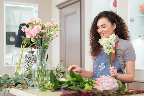 立っていると、お花屋さんで花束を作って笑顔の女性花屋 — ストック写真