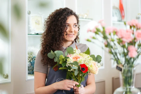 Florista mulher feliz trabalhando na loja de flores — Fotografia de Stock