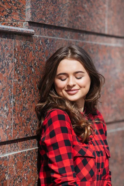 Mulher relaxada com os olhos fechados — Fotografia de Stock