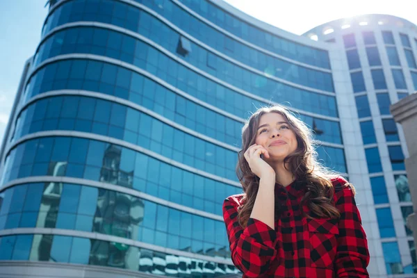 Mujer hablando por teléfono al aire libre —  Fotos de Stock