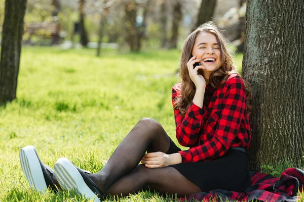 Woman talking on the phone outdoors — Stock Photo, Image