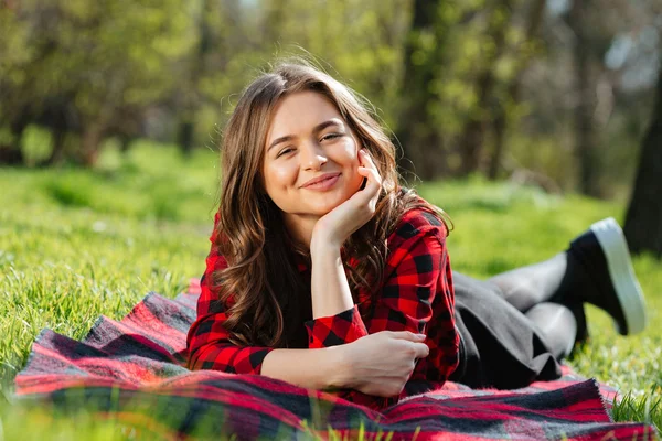 Mujer acostada en la hierba — Foto de Stock