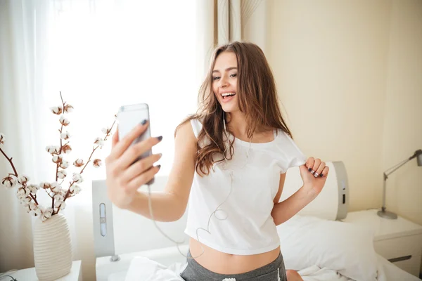 Szczęśliwa młoda kobieta co selfie Zdjęcie — Zdjęcie stockowe
