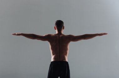 Fitness adam egzersiz kenarlarında silah ile