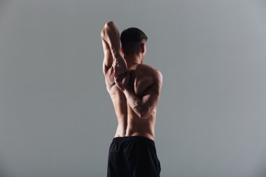 Fitness adam ellerini germe