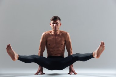 Yoga egzersiz yaparak fitness adam