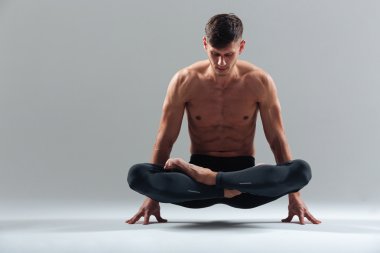 yakışıklı adam yoga egzersizleri yapıyor