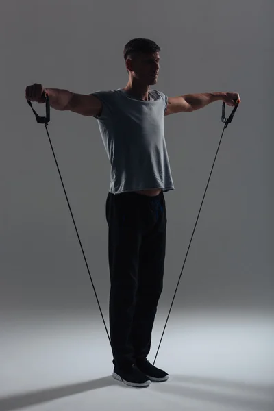 Sport homme séance d'entraînement avec extenseur — Photo