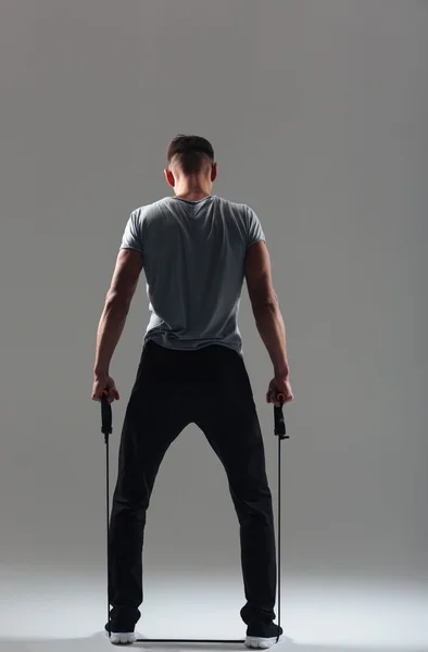 Fitness adam egzersiz germe aparatı ile — Stok fotoğraf