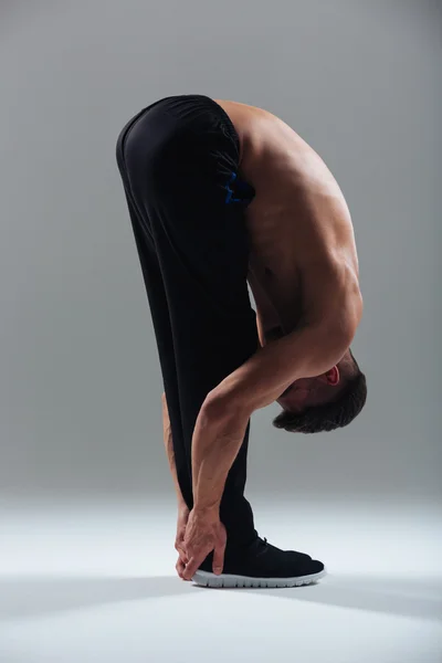 Młody człowiek robi ćwiczenia jogi — Zdjęcie stockowe