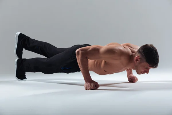 Homem de fitness fazendo exercício de prancha — Fotografia de Stock