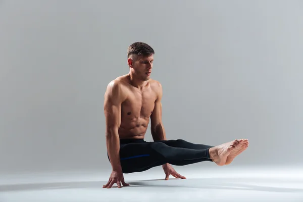 Fitness homme faisant des exercices de yoga — Photo