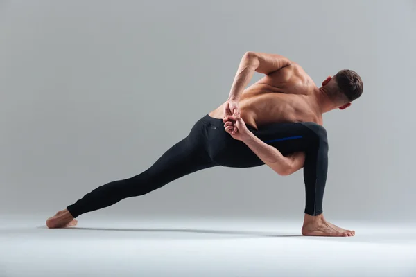 Fitness mężczyzna robi ćwiczenia jogi — Zdjęcie stockowe