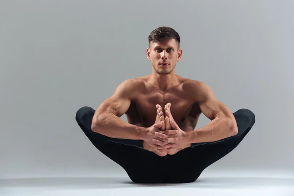 Beau homme faisant pose de yoga — Photo