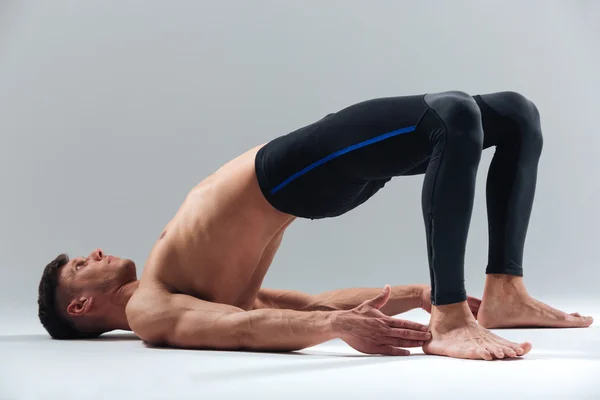 Fitness ember csinálás jóga póz — Stock Fotó