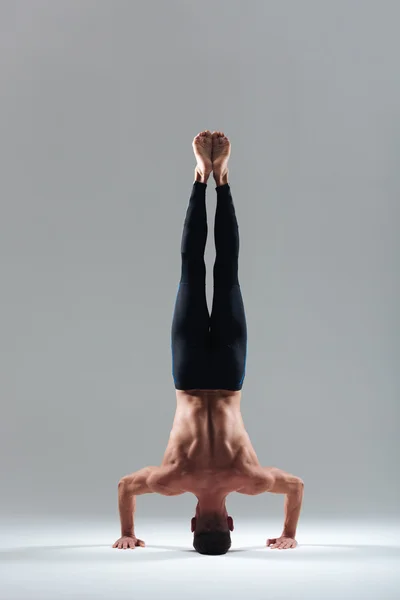 Man doing headstand — Stock Photo, Image