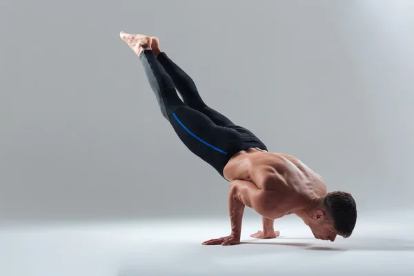 Fitness homme faisant pose d'équilibre — Photo
