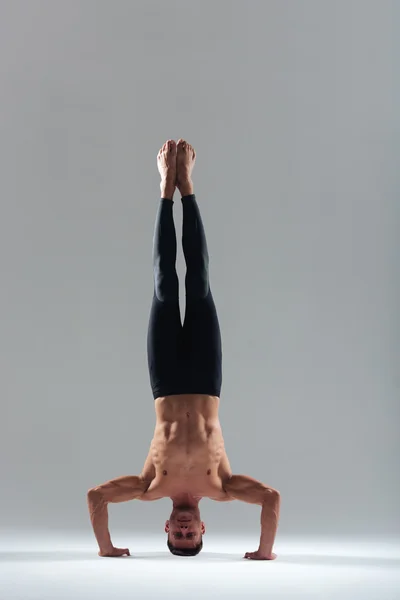 Człowiek robi headstand jogi — Zdjęcie stockowe