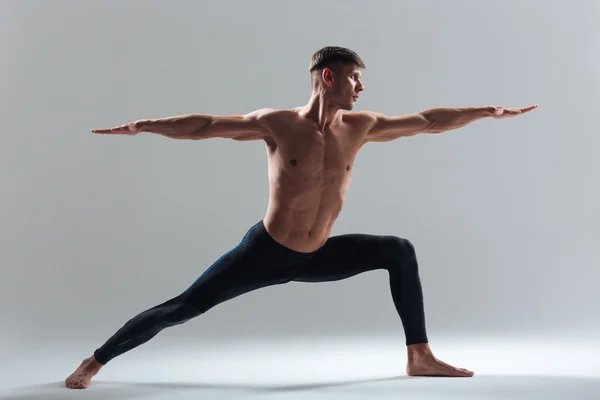 Retrato de comprimento total de um homem fazendo exercícios de ioga — Fotografia de Stock