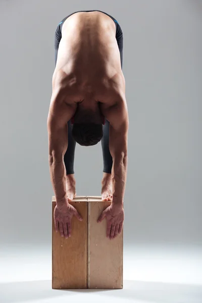 Homem de fitness fazendo exercício de alongamento — Fotografia de Stock