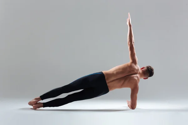 Fiatal férfi jógázik — Stock Fotó