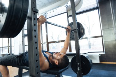 Adam egzersiz halter ile