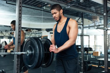 Afro Amerikan vücut geliştirmeci adam hazırlamak egzersizleri yapmak 