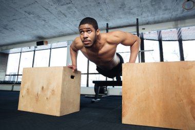 Gym şınav sağlıklı fitness adam 