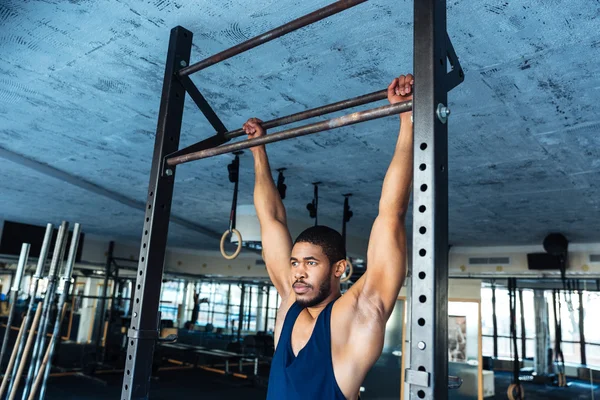 Hombre de fitness saludable haciendo flexiones en el gimnasio —  Fotos de Stock