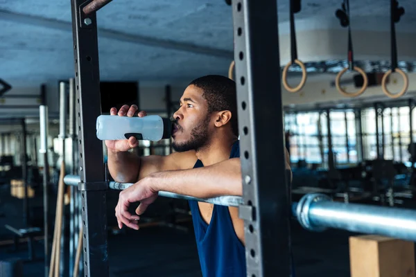 Здоровый фитнес-человек питьевая вода в тренажерном зале — стоковое фото
