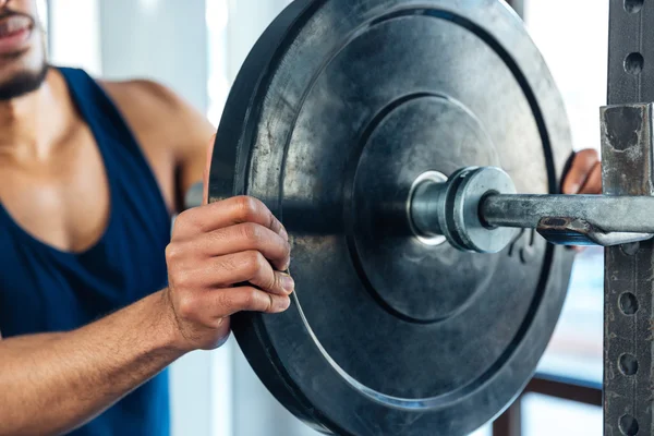 Healthy fitness guy prepare to do exercises with barbell — Stock Photo, Image