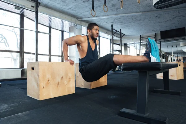 Starker Fitnessmann bei Muskelübungen im Fitnessstudio — Stockfoto