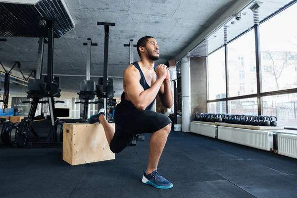 Muscular fitness hombre haciendo sentadillas en el gimnasio —  Fotos de Stock