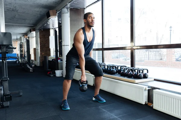 Fitness uomo che lavora con il kettlebell — Foto Stock