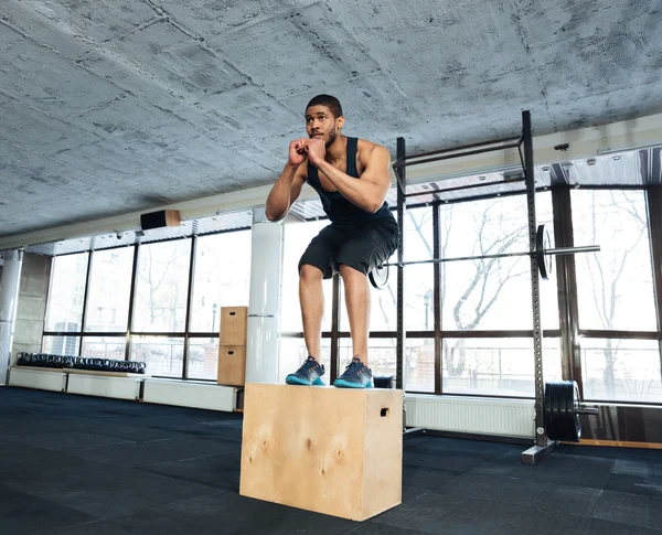 Gezonde fitness man doen oefening met een houten standaard — Stockfoto
