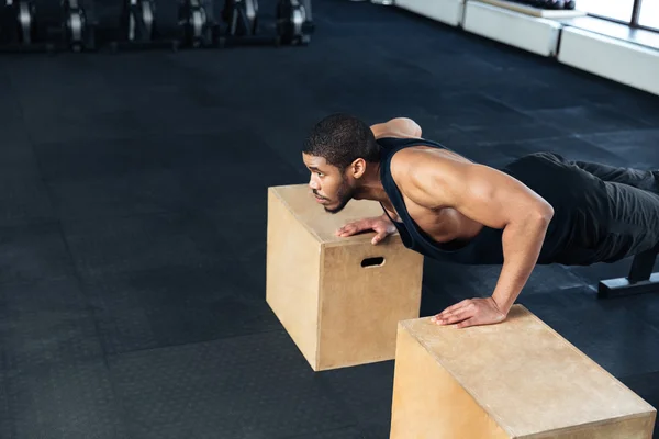 Junge gesunde Athletin macht Liegestütze im Fitnessstudio — Stockfoto