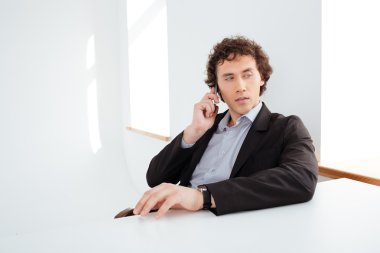 Telefonda konuşurken dalgın işadamı