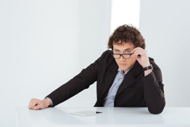 Masada oturan ciddi iş adamı